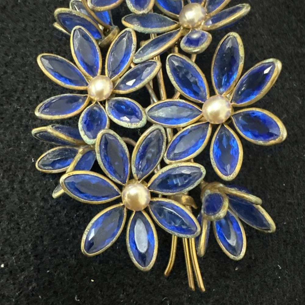 Stunning Rare Early Trifari Gripoix Glass Brooch Cobalt & Pearl Floral Fur Clip